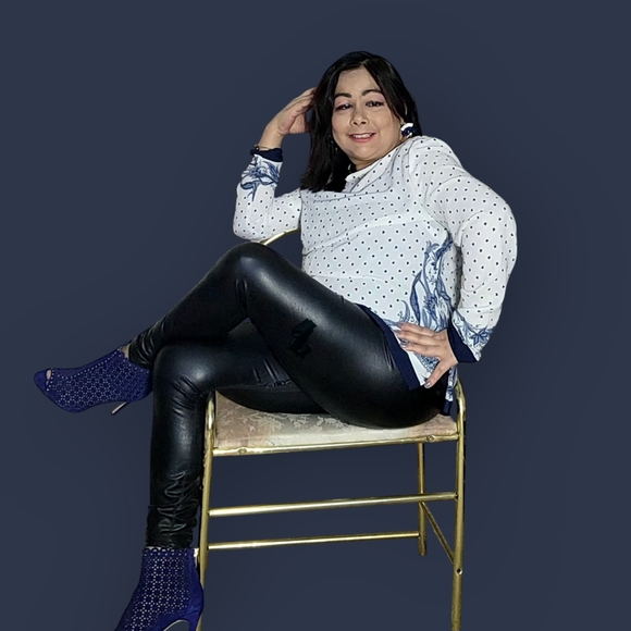 Suzy Shier Boxy White and Blue Long Sleeve Blouse - Picture 4 of 11